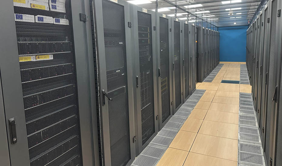 
			      Supercomputador y servidores de la Universidad de Cádiz.			    
			  